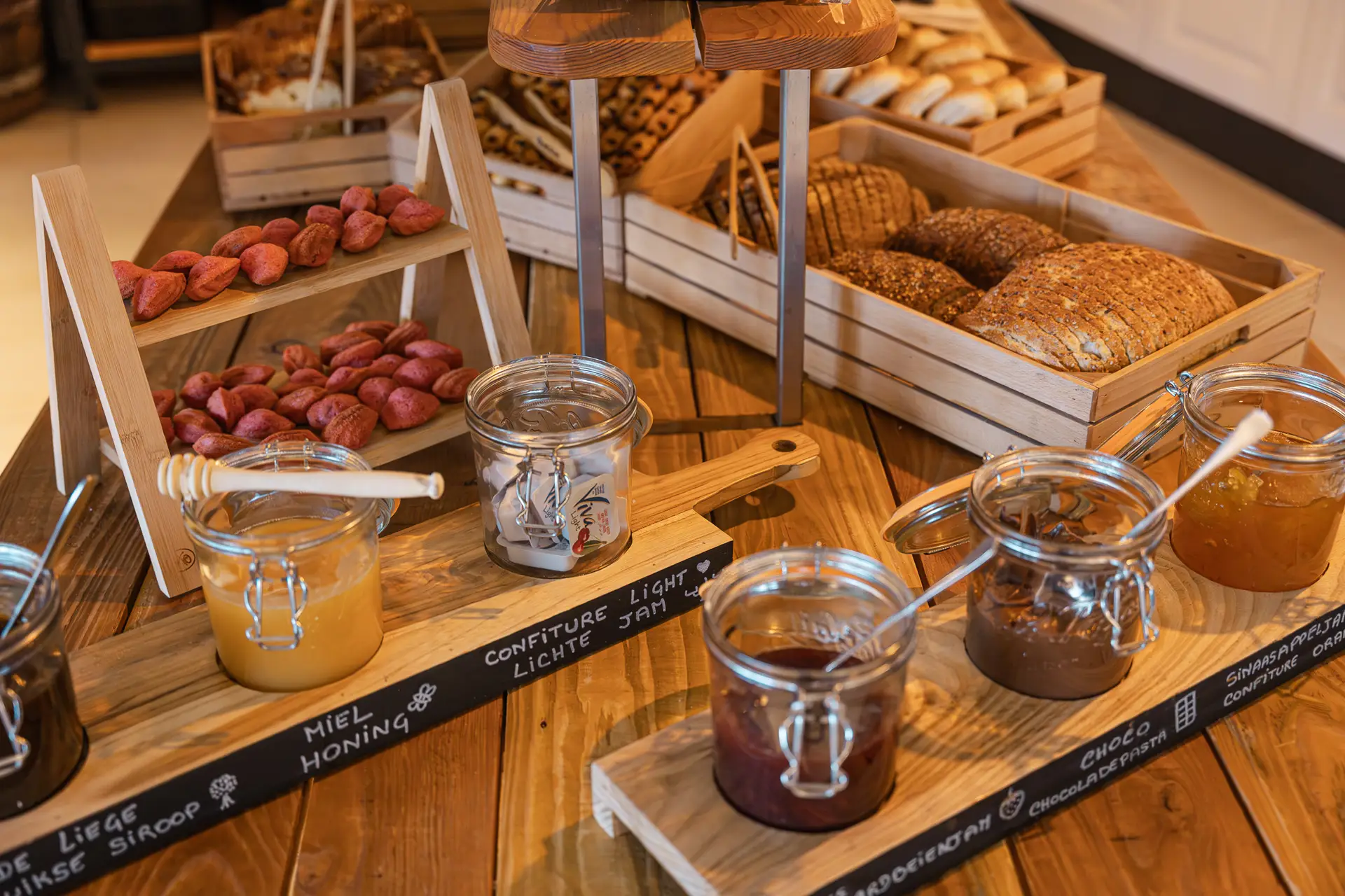 buffet petit-déjeuner Mont-des-Pins Durbuy hotel